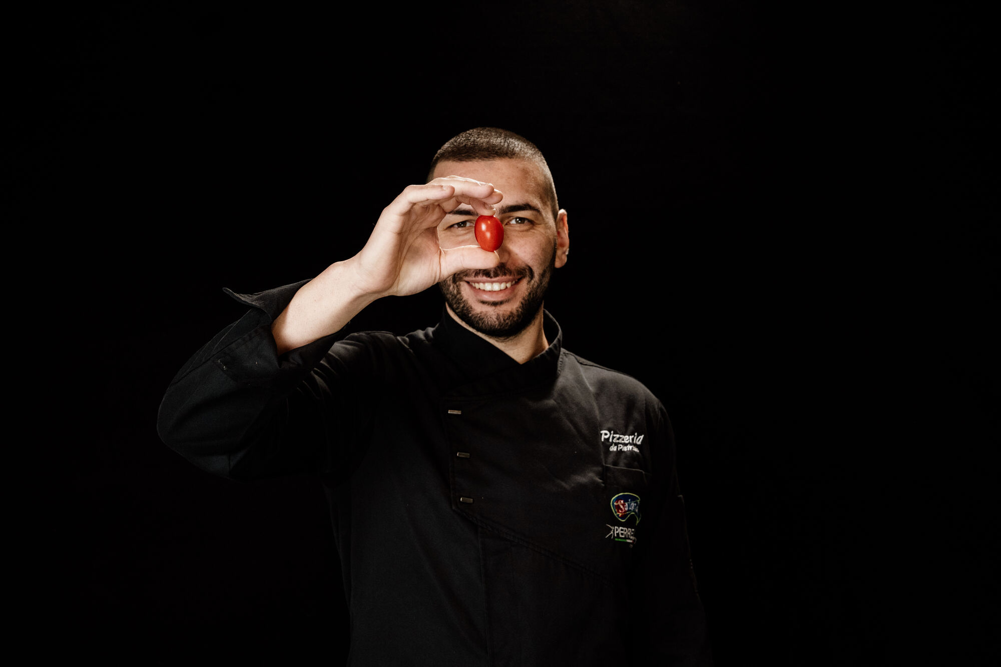 Carmelo Pistritto guarda attraverso un pomodorino