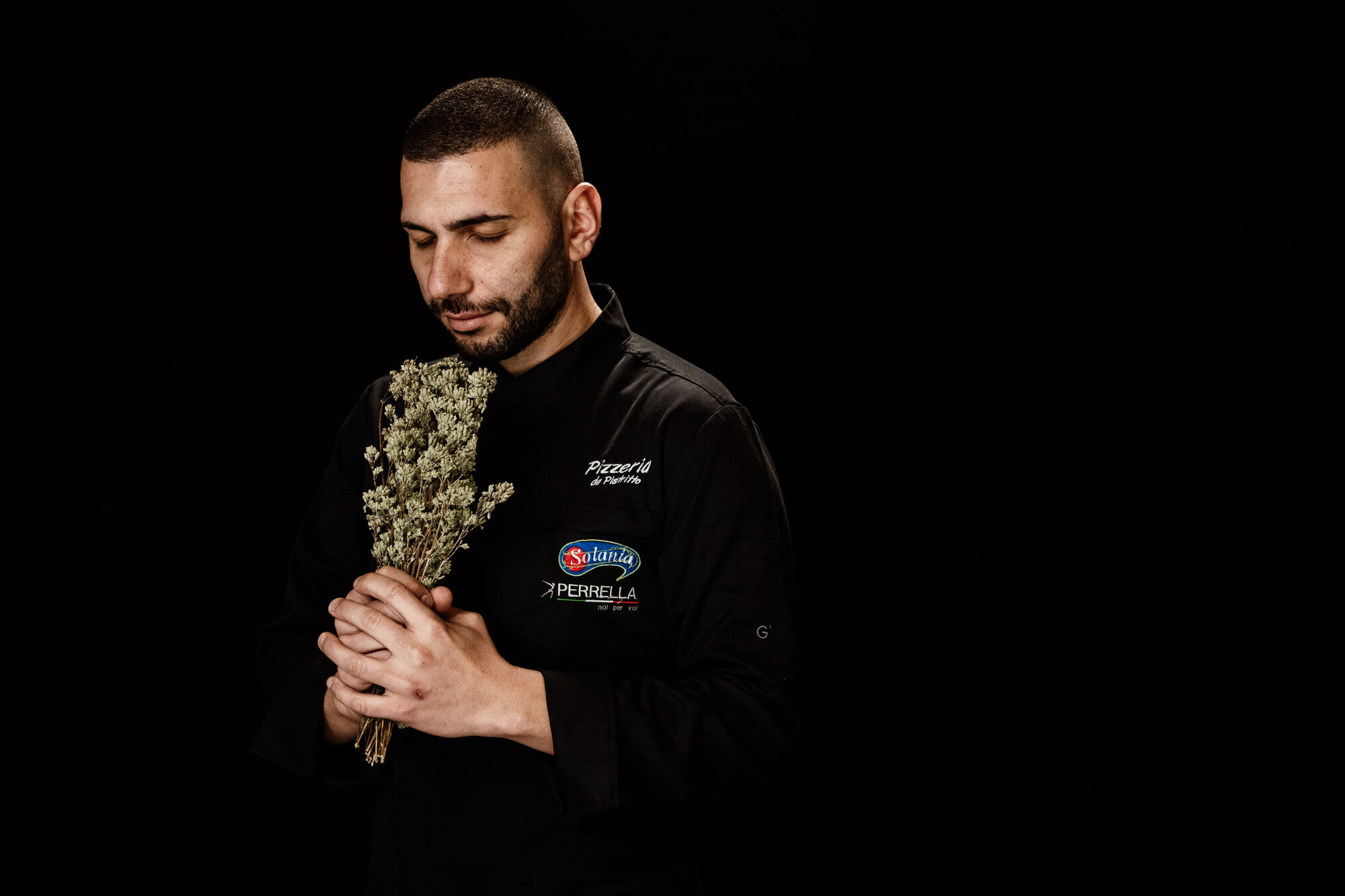 Carmelo Pistritto con un mazzo di origano selvatico